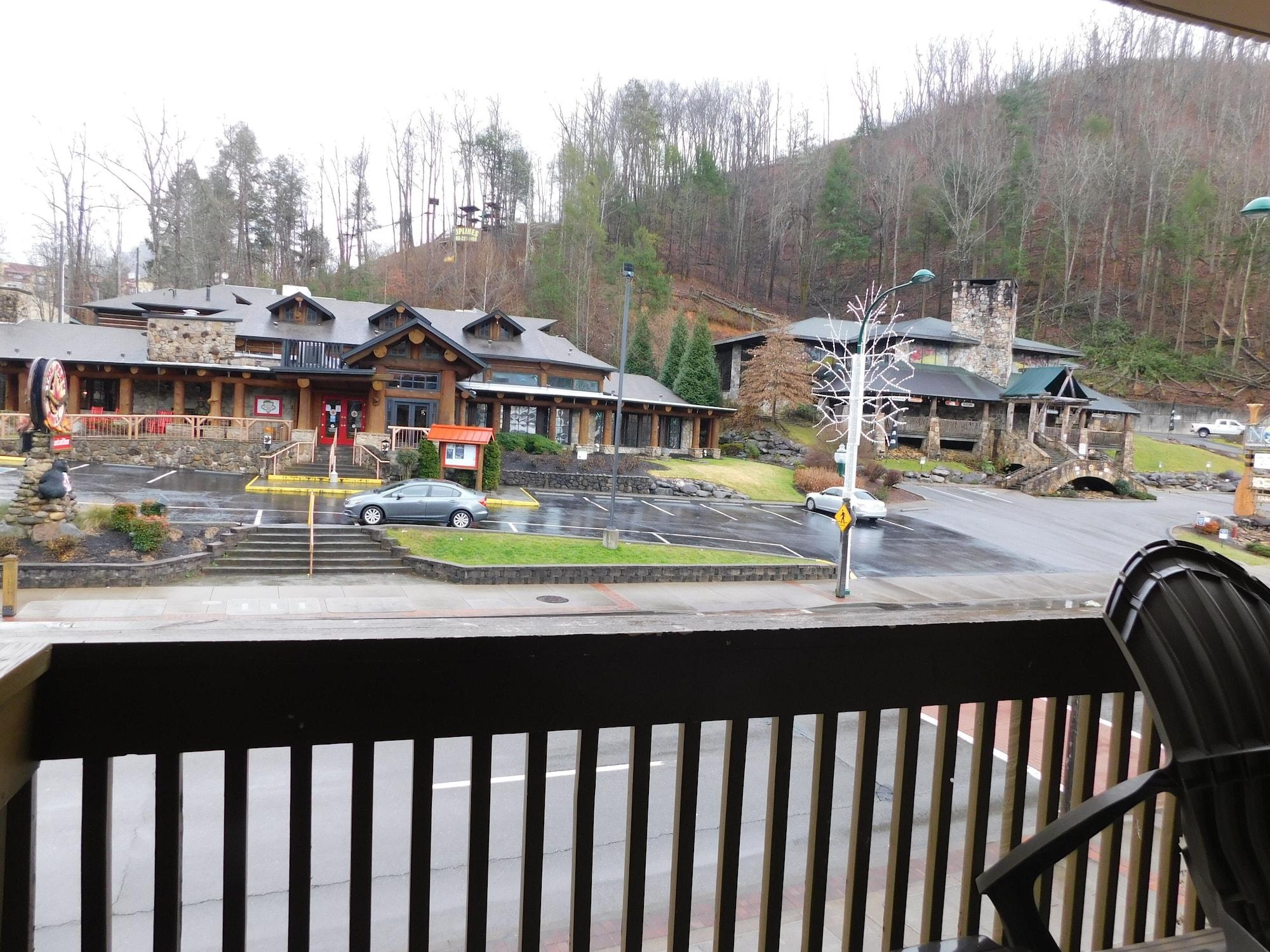 Days Inn & Suites By Wyndham Downtown Gatlinburg Parkway Экстерьер фото