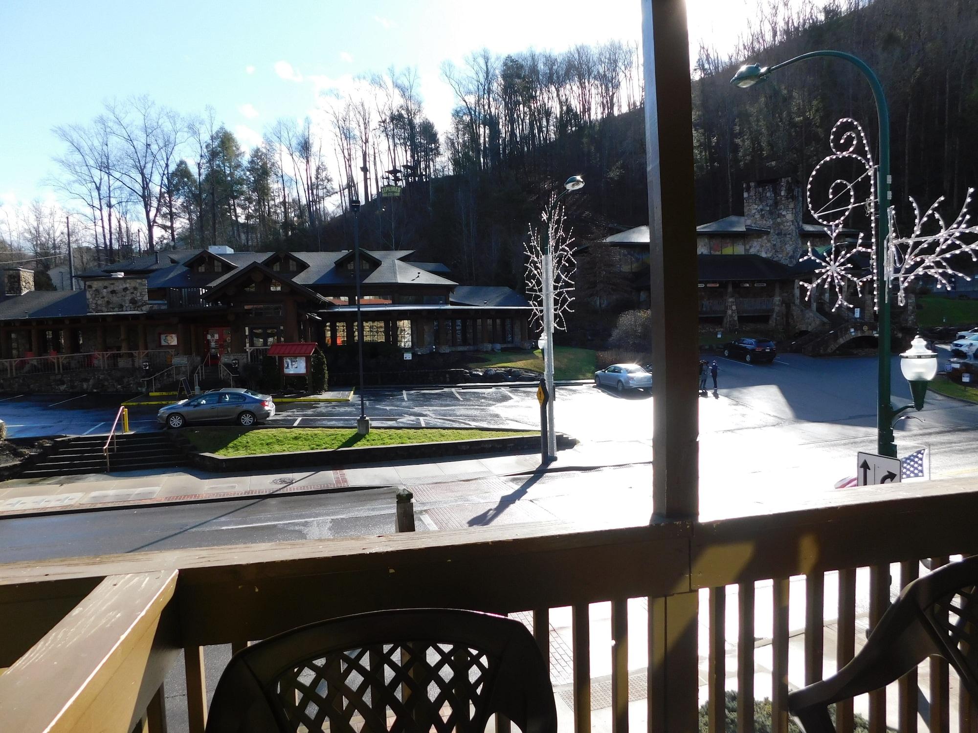 Days Inn & Suites By Wyndham Downtown Gatlinburg Parkway Экстерьер фото