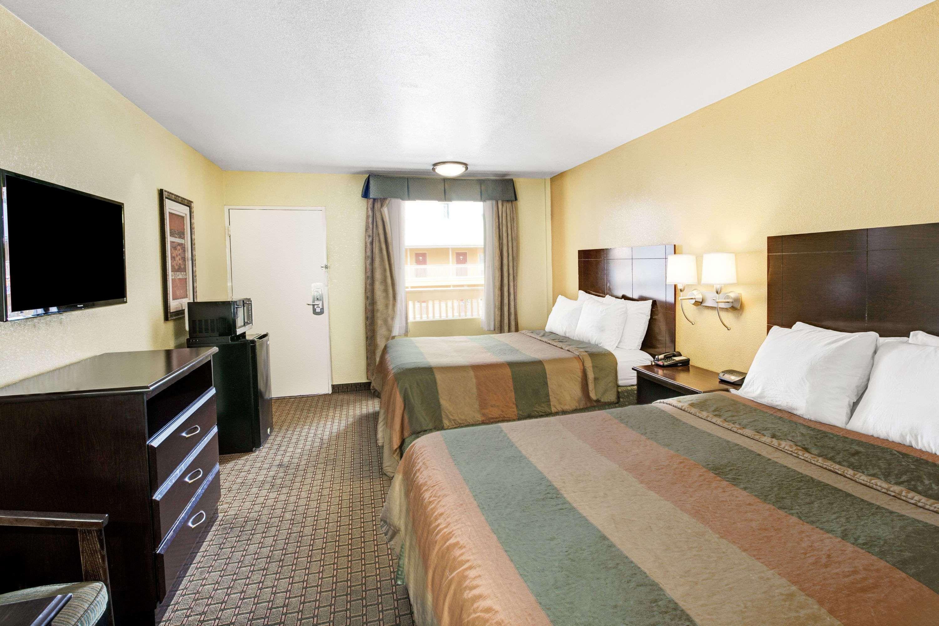 Days Inn & Suites By Wyndham Downtown Gatlinburg Parkway Экстерьер фото