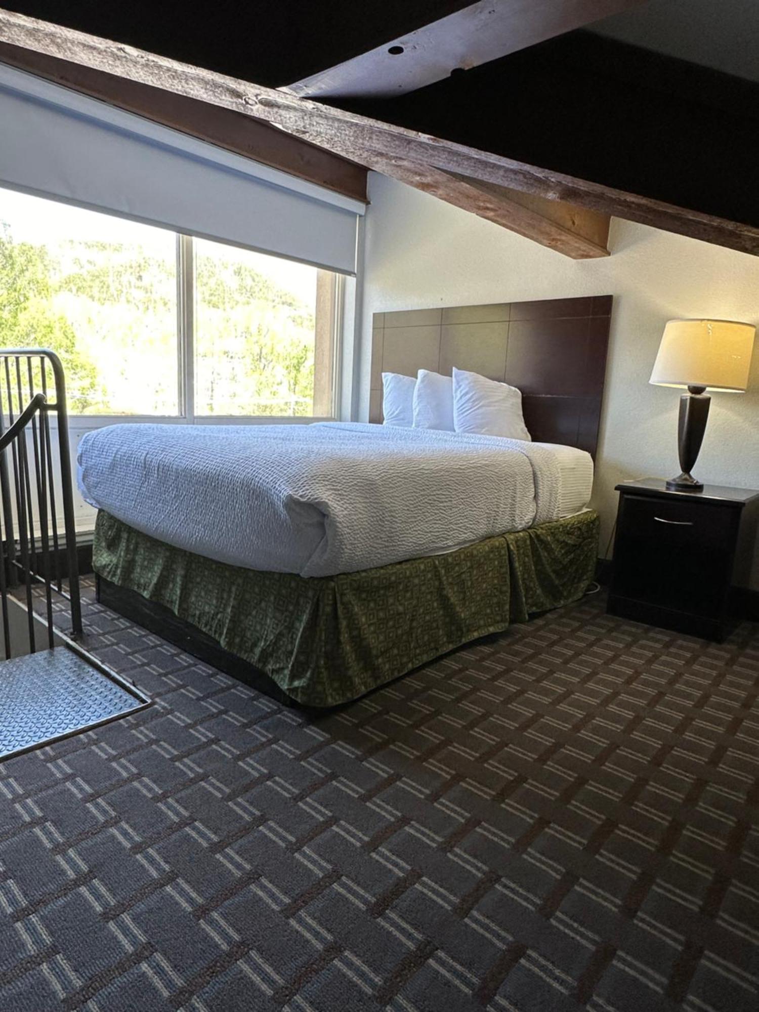 Days Inn & Suites By Wyndham Downtown Gatlinburg Parkway Экстерьер фото